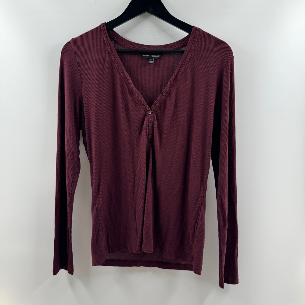 Banana Republic Burgundy Ribbed V-Neck Top (Size Medium)